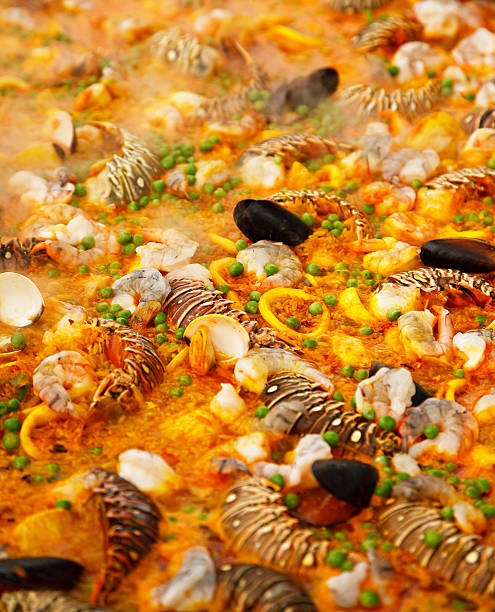 giant la paella de fruits de mer - food rice lobster scampi photos et images de collection