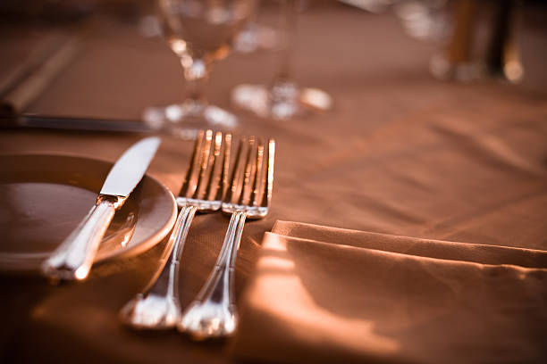 serviço de prata - eating utensil elegance silverware fine dining imagens e fotografias de stock
