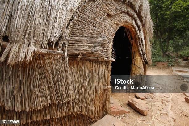 Foto de Zulu Hut Entrada e mais fotos de stock de Cabana de Palha - Cabana de Palha, Choupana, Cultura Africana