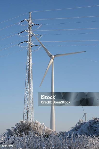 Photo libre de droit de Wind Turbine Et Lignes Électriques banque d'images et plus d'images libres de droit de Agriculture - Agriculture, Alimentation électrique, Blanc