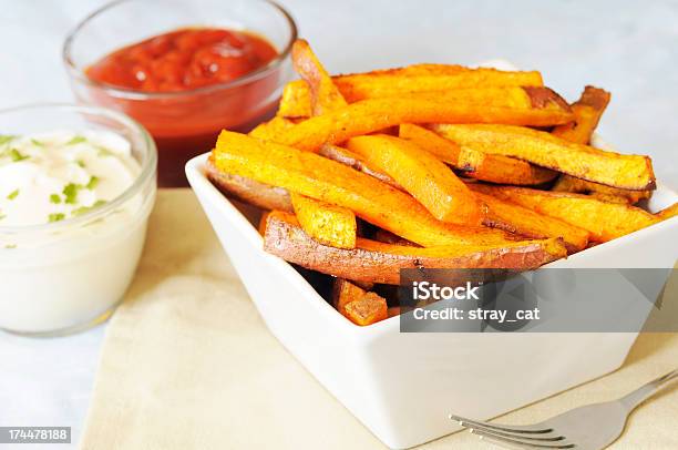 Batatas Fritas Foto de stock y más banco de imágenes de Patatas Fritas - Tentempié - Patatas Fritas - Tentempié, Ñame, Al horno