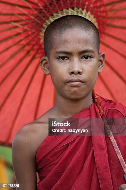 Buddyjski Mnich Z Parasol - zdjęcia stockowe i więcej obrazów Azja - Azja, Azja Południowo-Wschodnia, Azjaci