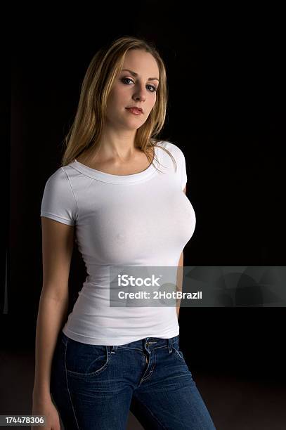 Weißes Tshirt Stockfoto und mehr Bilder von Blaue Augen - Blaue Augen, Blondes Haar, Entspannung