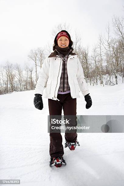 Młoda Kobieta Spaceru Na Rakietach Śnieżnych - zdjęcia stockowe i więcej obrazów Portret - Portret, Wędrować, Aktywny tryb życia