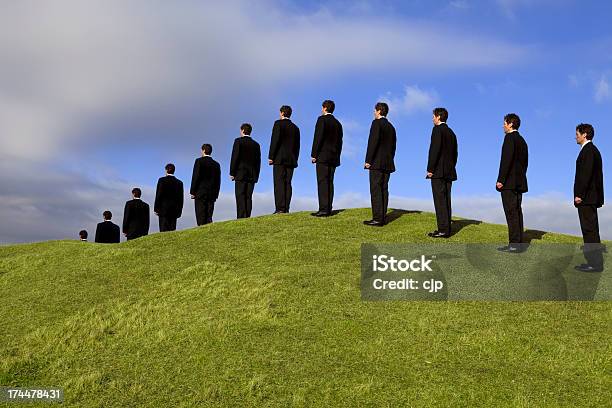 Zeile Der Geschäftsleute In Einer Bestimmten Warteschlange Stockfoto und mehr Bilder von Feld