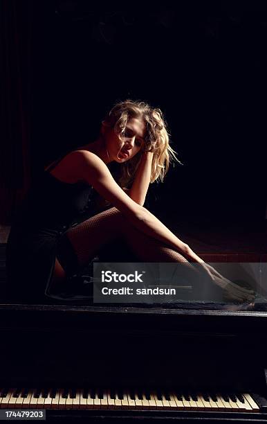 Foto de Melancolia e mais fotos de stock de Piano - Piano, Sensualidade, Símbolo Sexual