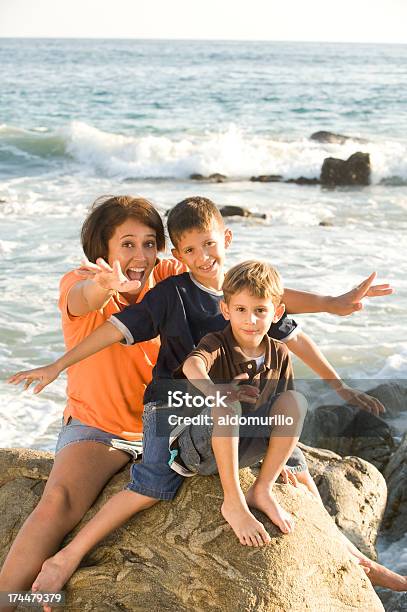 Foto de Alegre Família e mais fotos de stock de Alegria - Alegria, Amor, Atividade Recreativa