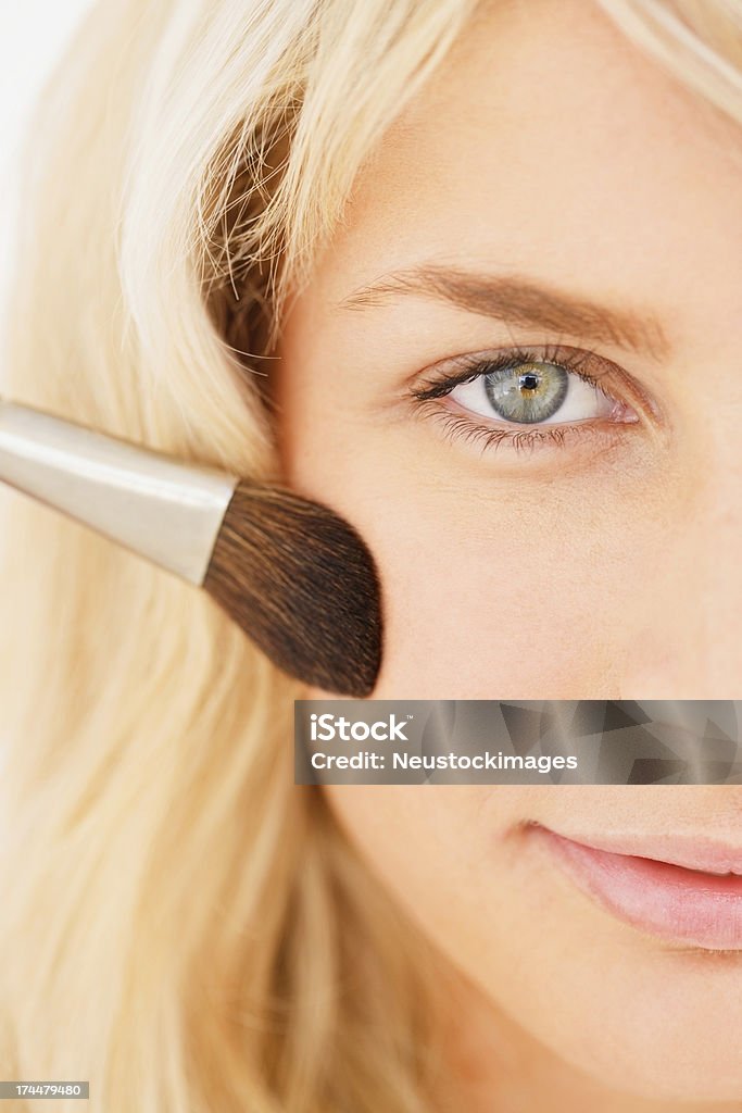 Jovem mulher aplicando blusher no rosto - Royalty-free 20-24 Anos Foto de stock