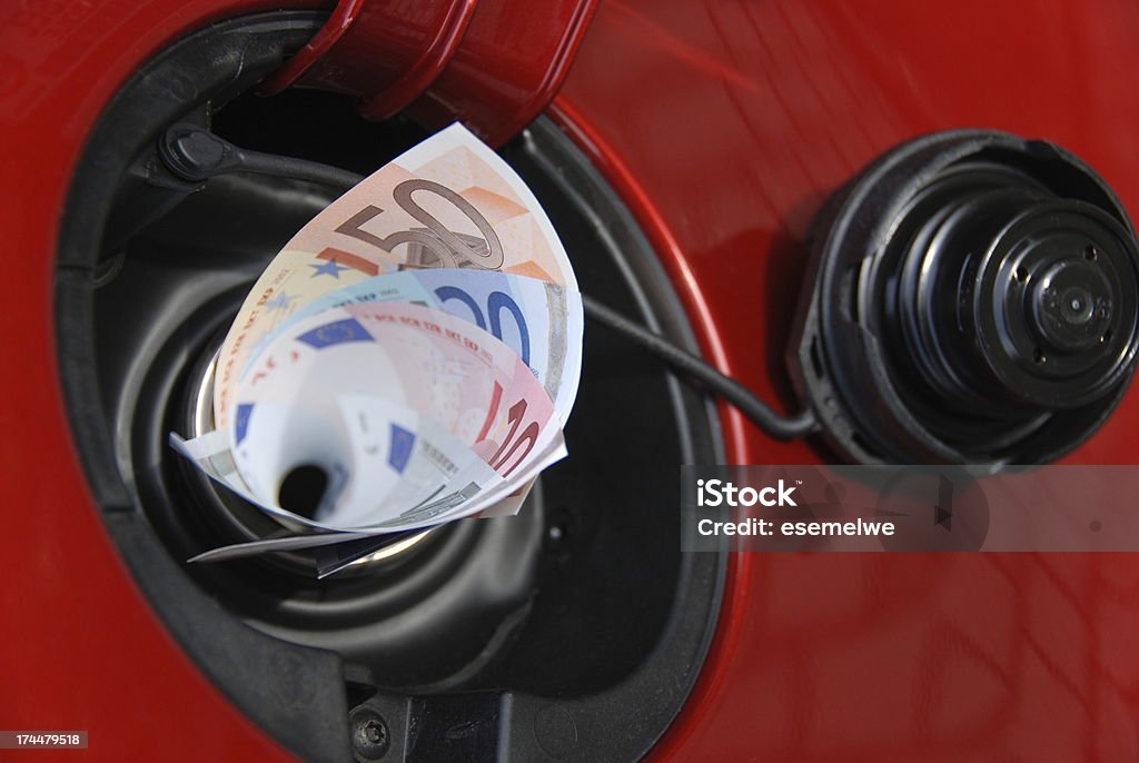 Tanque de gasolina eats dinheiro - Foto de stock de Gasolina royalty-free