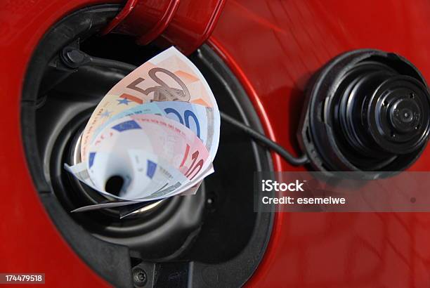 Foto de Tanque De Gasolina Eats Dinheiro e mais fotos de stock de Gasolina - Gasolina, Moeda Corrente, Etiqueta de Preço