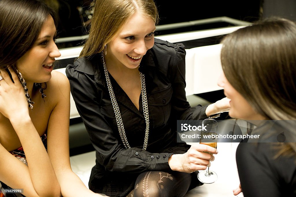 Junge Frauen sprechen in der Bar - Lizenzfrei Alkoholisches Getränk Stock-Foto