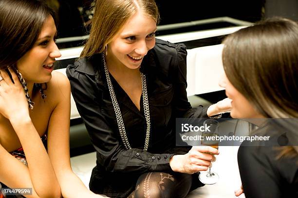 Junge Frauen Sprechen In Der Bar Stockfoto und mehr Bilder von Alkoholisches Getränk - Alkoholisches Getränk, Blondes Haar, Braune Augen