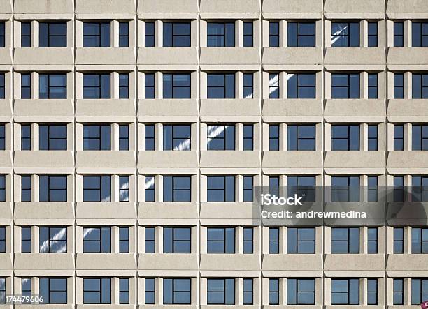 Foto de 1970 O Hotel Em Vidro E Concreto Escritório Com Avião Reflexoclique Para Saber Mais e mais fotos de stock de Estilo retrô