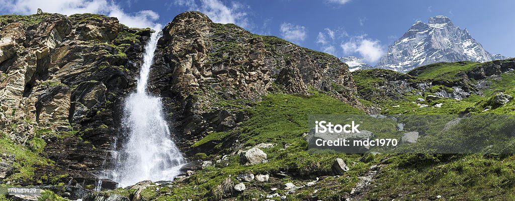 Wodospad i Mount Cervino, Valtournenche - Zbiór zdjęć royalty-free (Alpy)