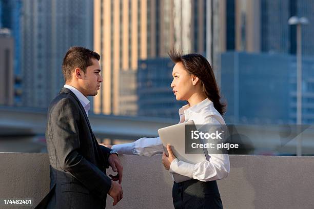 Foto de Negócios Falar Entre Homem E Mulher De Negócios No Financial District e mais fotos de stock de 25-30 Anos