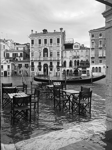 Acqua alta a Venezia, vista biancone nero a Rialto