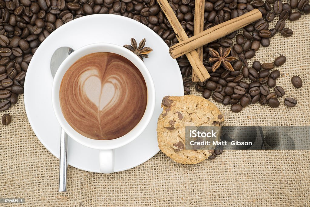 Tasse de café avec de la mousse en forme de cœur - Photo de Afrique libre de droits
