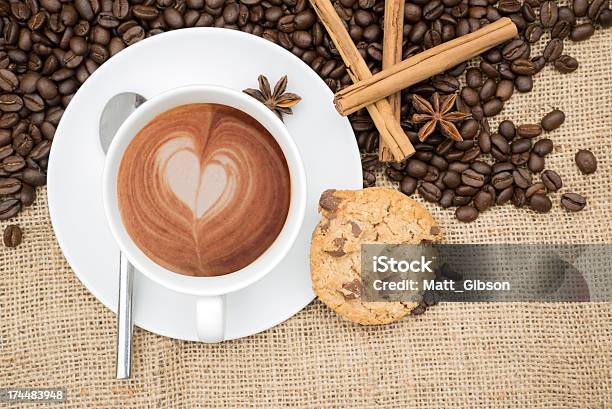 Photo libre de droit de Tasse De Café Avec De La Mousse En Forme De Cœur banque d'images et plus d'images libres de droit de Afrique - Afrique, Aliment rôti, Anis étoilé