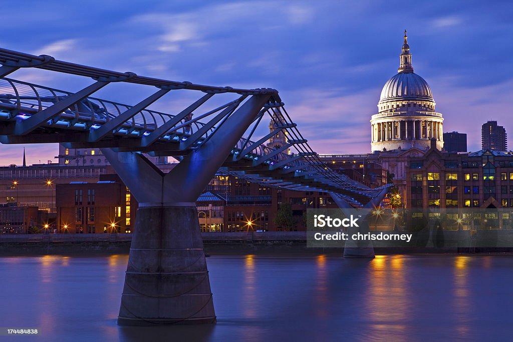 St. Paul's Cathedral e o Millennium Bridge - Foto de stock de Arquitetura royalty-free