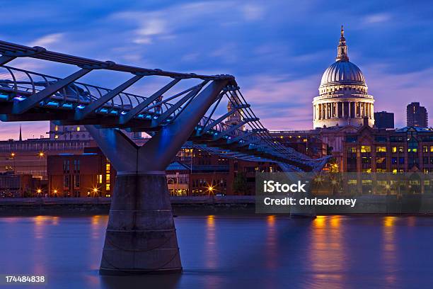 Foto de St Pauls Cathedral E O Millennium Bridge e mais fotos de stock de Arquitetura - Arquitetura, Capitais internacionais, Catedral