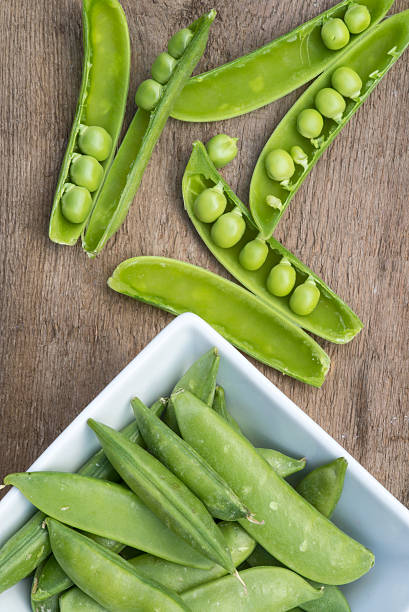 macro de imagem de ervilhas frescas no pod - green pea pea pod sweet food freshness - fotografias e filmes do acervo