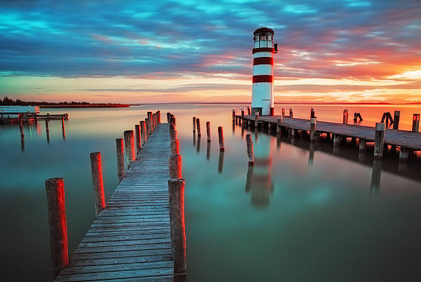 phare du lake neusiedl-autriche - beach sunrise waterbreak sea photos et images de collection