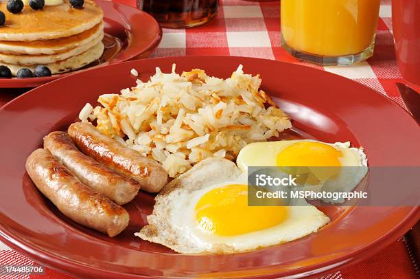 Salsicce E Uova Primo Piano - Fotografie stock e altre immagini di Crocchetta di patate e cipolle - Crocchetta di patate e cipolle, Uovo - Alimento di base, Arancia