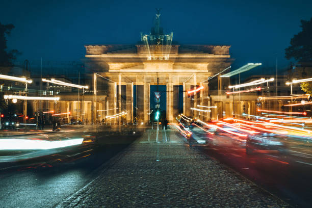 블루 아워에 브란덴부르크 문에서 교통 - berlin germany night city motion 뉴스 사진 이미지