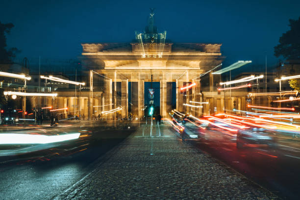 движение у бранденбургских ворот в синий час - berlin germany night city motion стоковые фото и изображения