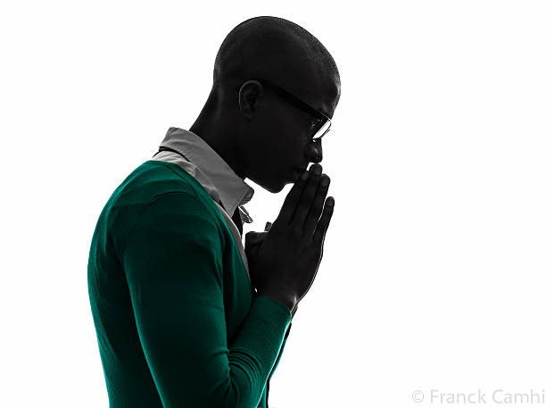afryki czarny człowiek myśli zamyślony praying sylwetka - fine art portrait men profile portrait zdjęcia i obrazy z banku zdjęć