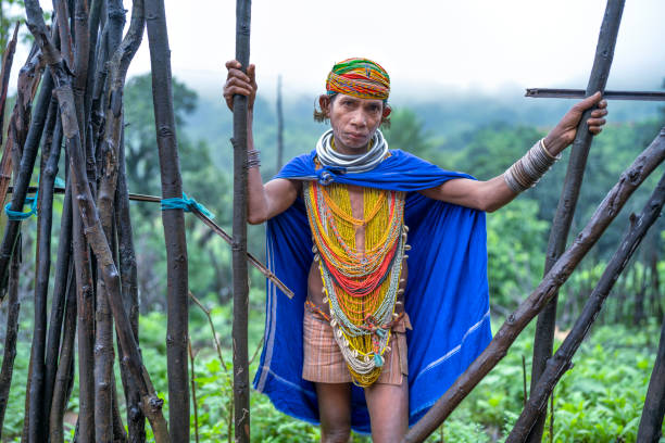 portrait d’une femme de la tribu bonda avec la jungle à l’arrière de la région indienne d’odisha. depuis 2012, l’inde a imposé des restrictions sur la possibilité de rendre visite à cette tribu. - asian tribal culture photos photos et images de collection