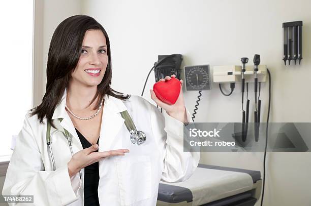 Kobieta Kardiolog - zdjęcia stockowe i więcej obrazów Badanie lekarskie - Badanie lekarskie, Dorosły, Ekspertyza