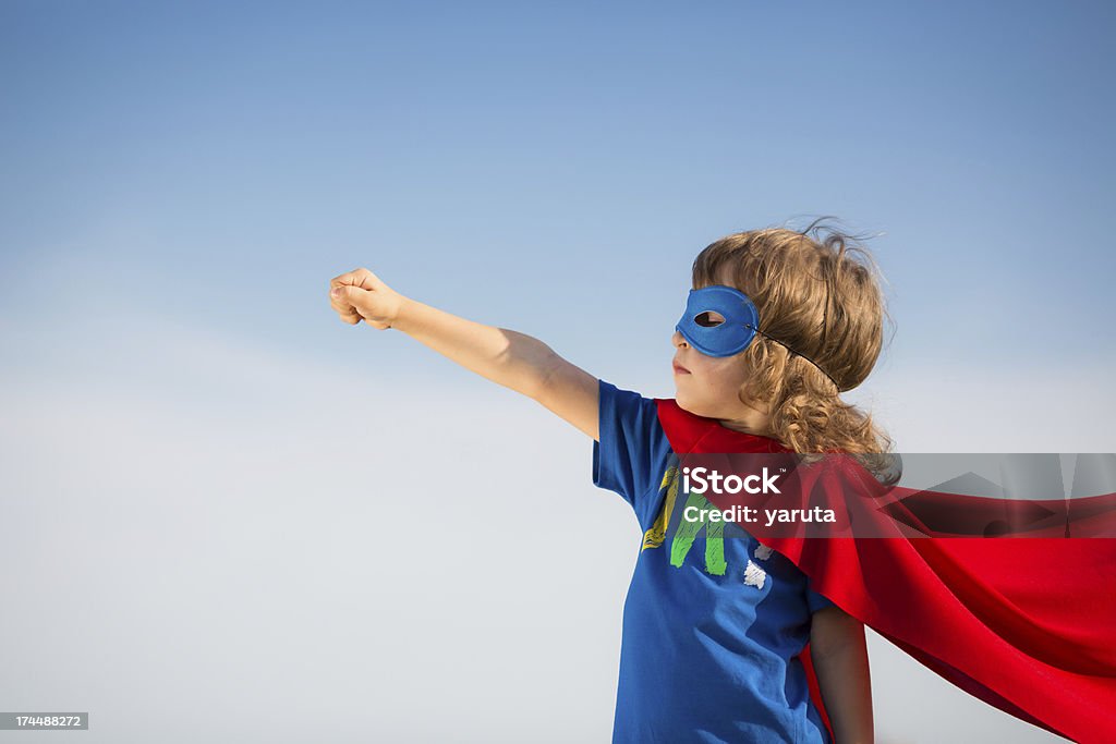 Junge im roten Superheld cape und Maske - Lizenzfrei Kind Stock-Foto
