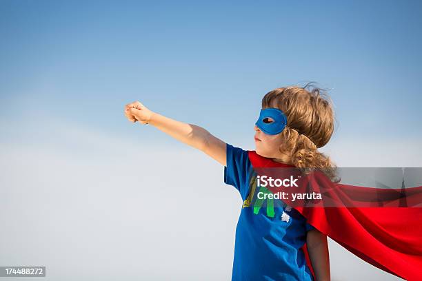 Junge Im Roten Superheld Cape Und Maske Stockfoto und mehr Bilder von Kind - Kind, Superheld, Jungen