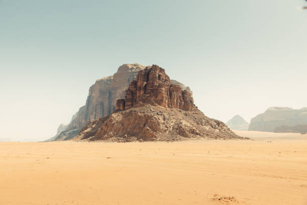 widok z czerwonego piasku na malowniczą pustynię wadi rum w jordanii. - jordan camel wadi rum arabia zdjęcia i obrazy z banku zdjęć
