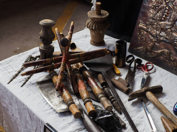 ferramentas e equipamentos antigos vendidos no mercado de antiguidades - improvement ancient antique old fashioned - fotografias e filmes do acervo