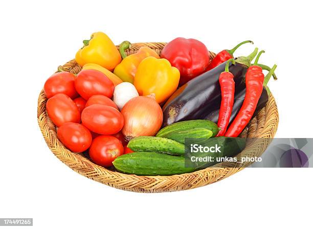 Gemüse In Einem Wattled Korb Stockfoto und mehr Bilder von Aubergine - Aubergine, Chili-Schote, Erfrischung