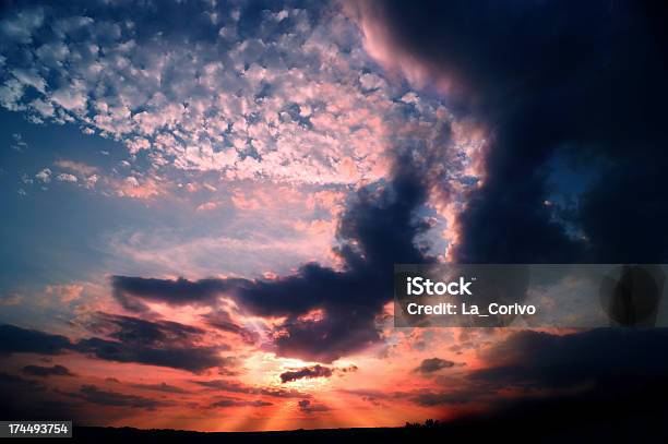 Foto de Apocalíptica Céu Dramático Vermelho e mais fotos de stock de Ambiente dramático - Ambiente dramático, Amuado, Arraia - Peixe