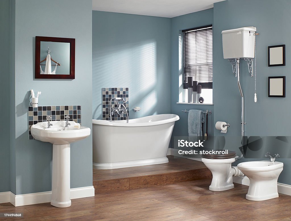 Intérieur de salle de bains de la chambre traditionnelle - Photo de Bleu libre de droits