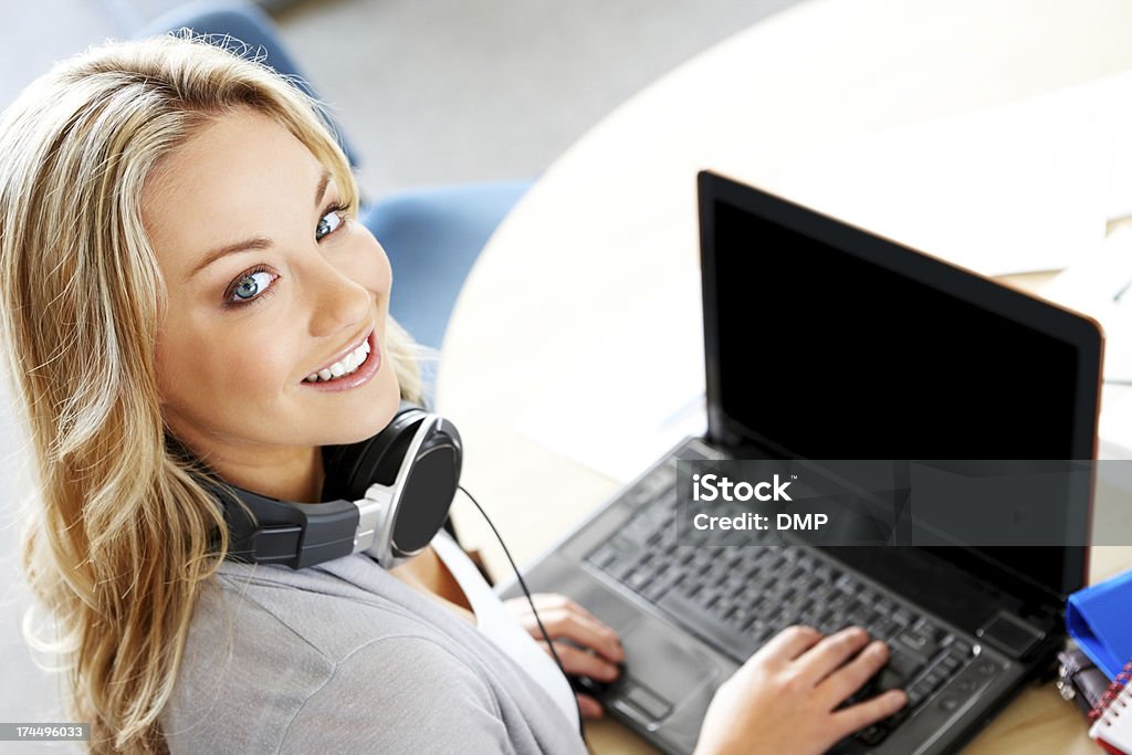 Hübsche student gewünschten Informationen - Lizenzfrei Blondes Haar Stock-Foto