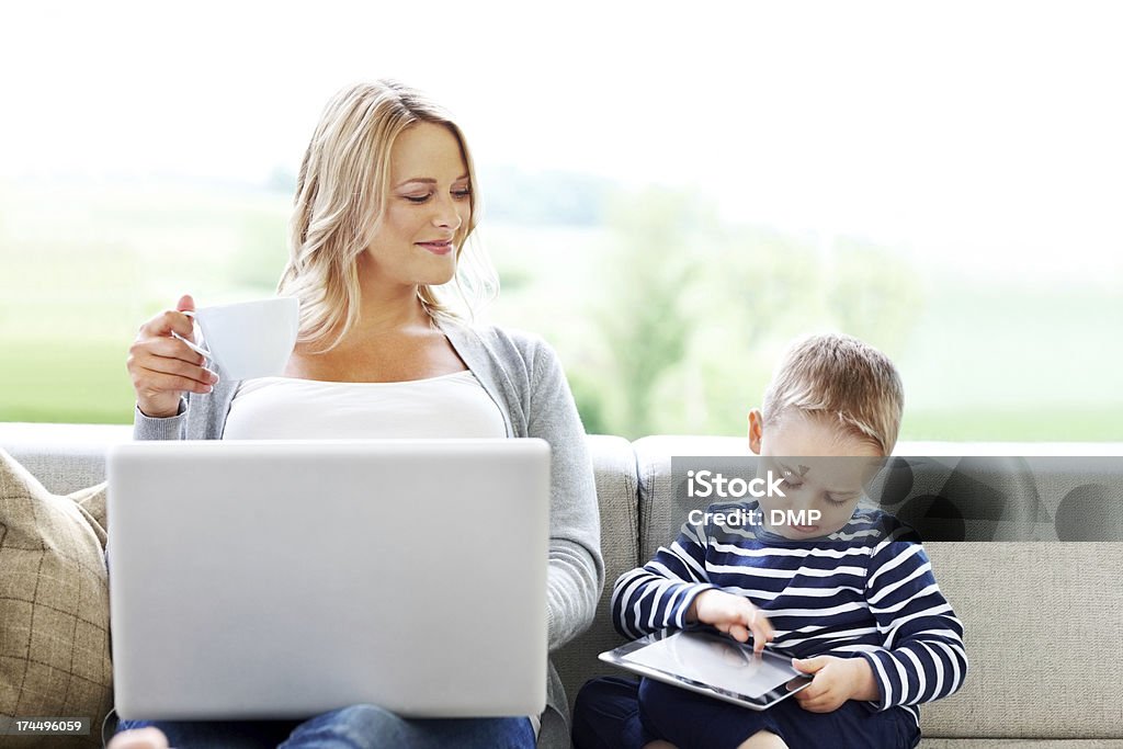 Feliz mãe e filho usando computadores - Royalty-free Mãe Foto de stock