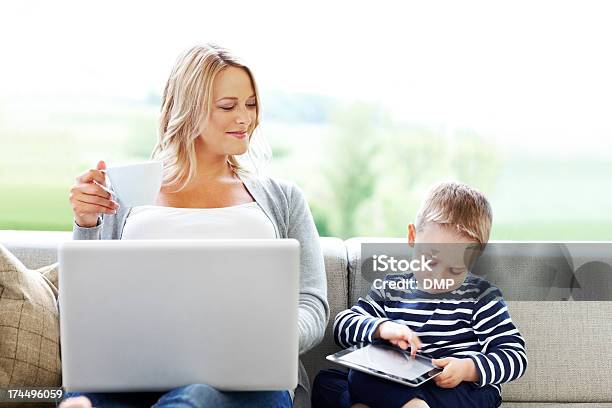 Feliz Mãe E Filho Usando Computadores - Fotografias de stock e mais imagens de Mãe - Mãe, Computador Portátil, Rapazes