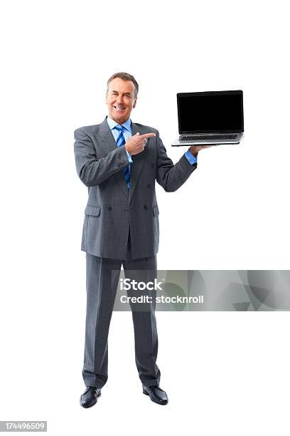 Foto de Empresário Maduro Mostrando Um Novo Laptop e mais fotos de stock de Homens - Homens, Terno, Apontar - Sinal Manual