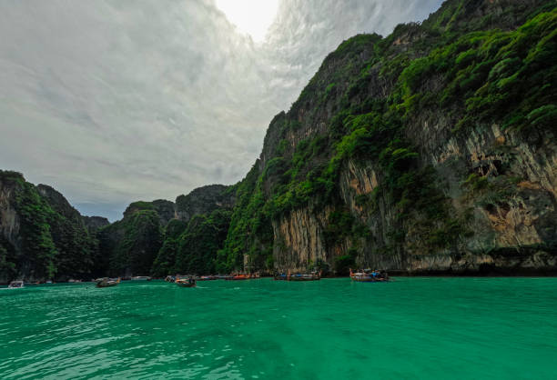 ピピ島は、プーケットタイの海岸のすぐそばにある美しさの驚異の1つです。ピピ島は、コーレルリーフフィッシュの白い柔らかい砂とチームを組んだターコイズブルーの澄んだ青い海で有名 - corel reef ストックフォトと画像