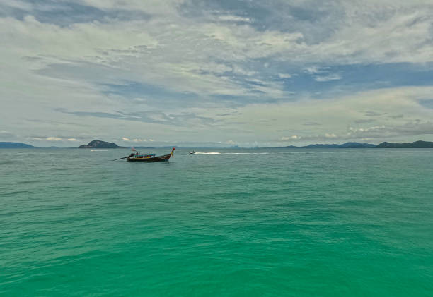 Phi Phi island one of the wonders of beauty just off the coast of phuket thailand. Phi phi island is famous for turquoise clear blue waters teaming with Corel reef fish white soft sand la isla de phi phi, una de las maravillas de la belleza frente a la costa de phuket, tailandia. la isla de phi phi es famosa por sus aguas azul turquesa y cristalinas que se combinan con los peces de arrecife de corel, la arena blanca y suave