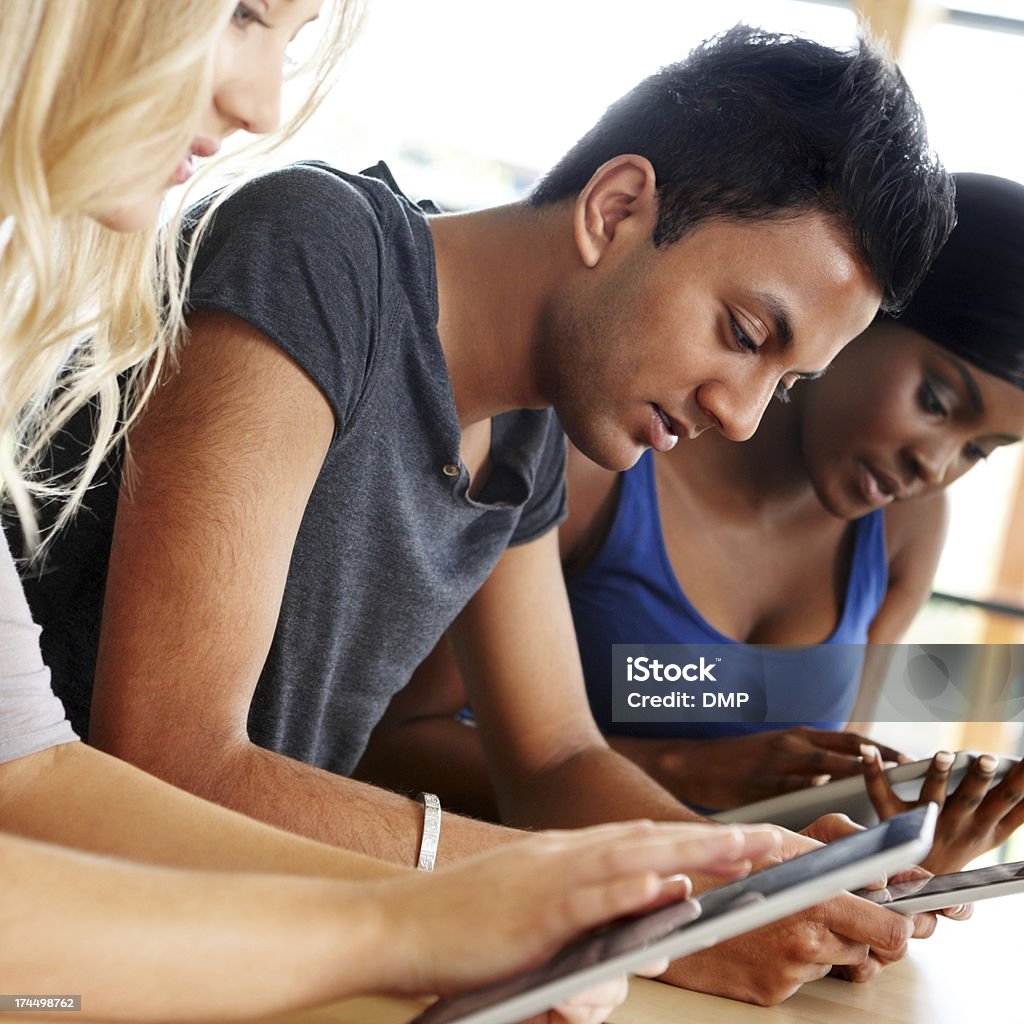 Grupo de estudiantes usando tableta digital - Foto de stock de Estudiante de universidad libre de derechos