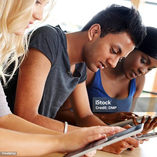 Grupo De Estudiantes Usando Tableta Digital Foto de stock y más banco de imágenes de Estudiante de universidad - Estudiante de universidad, Trabajar, 20 a 29 años