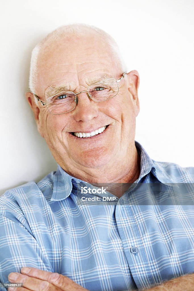 Pomyślnie starszy człowiek uśmiecha się do Ciebie - Zbiór zdjęć royalty-free (70-79 lat)