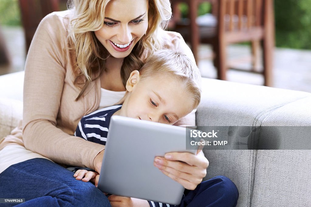 Souriante mère et fils à l'aide de Tablette numérique - Photo de Adulte libre de droits