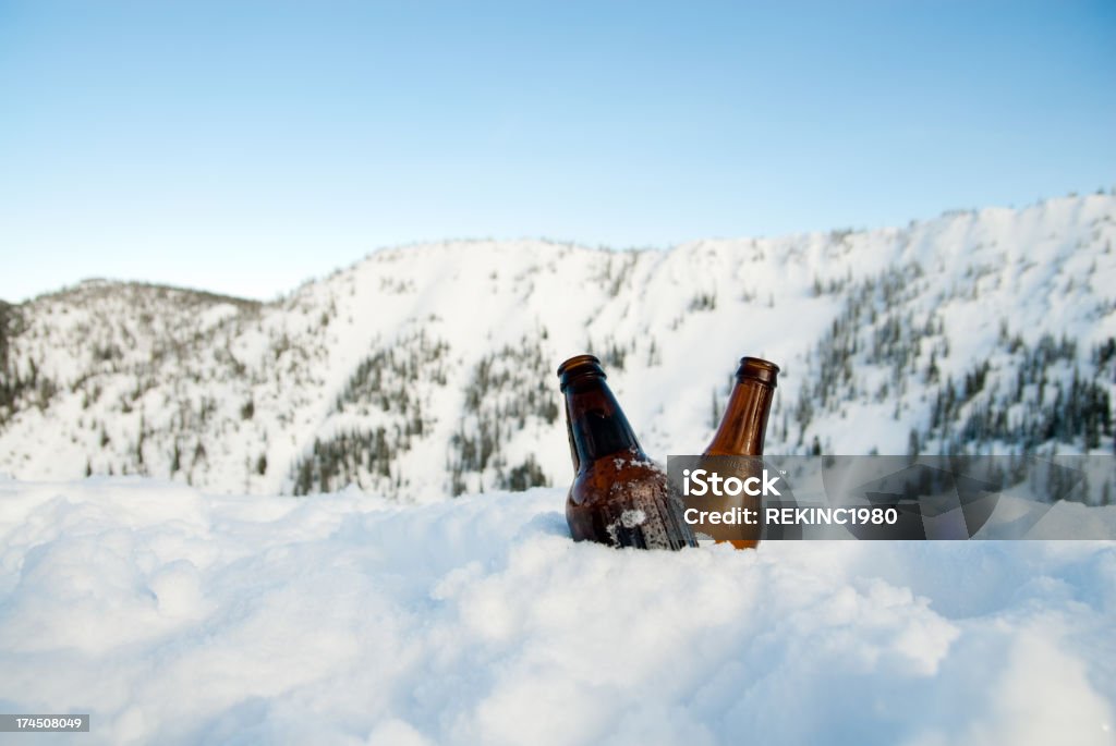 Dos cerveza fría en la nieve en la cima de una montaña - Foto de stock de Nieve libre de derechos